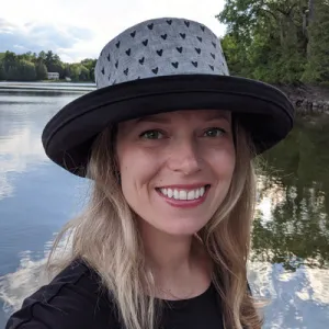 Sunblocker UV sun hat with wide brim, black hearts on grey, adjustable fit